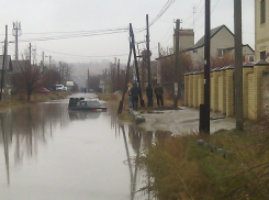 В лужах Волгограда тонут автомобили
