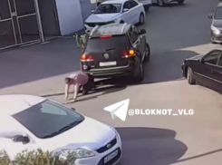 Внедорожник сбил мужчину во дворе ЖК Grand Avenue: видео