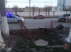 Водитель Chery получил страшную травму лица в столкновении с забором и столбом в Волгограде