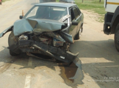 В Волгоградской области автоледи на ВАЗ протаранила Ford Focus 