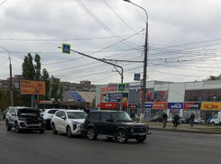 Поезд из битых авто собрался на севере Волгограда