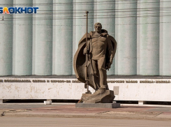 Памятник морякам-североморцам в Волгограде разваливается на глазах
