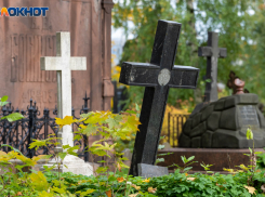 Сбор с могил конфет для чаепитий не смущает жителей Волгограда 
