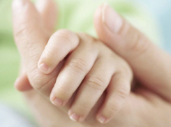 Задушившая новорожденного малыша во сне волгоградка идет под суд