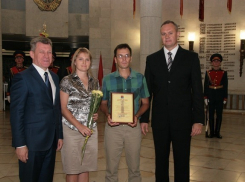 Волгоградцев наградили премиями города-героя