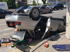 ВАЗ перевернулся после столкновения с иномаркой в центре Волгограда