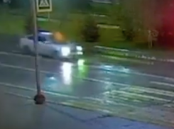 Рабочий подлетел в воздухе: ДТП в центре Волгограда попало на видео
