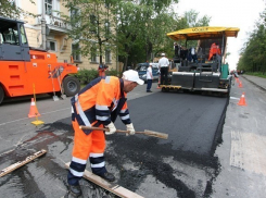 Дорожники укладывают 600 тонн асфальтобетона на улице Рокоссовского в Волгограде