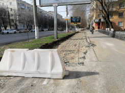 С тротуаров в Волгограде начали сдирать асфальт