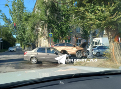 Пирамидкой встали легковушки после столкновения на проклятом перекрестке Волгограда