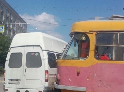  Трамвай врезался в маршрутку с пассажирами на Рабоче-Крестьянской в Волгограде