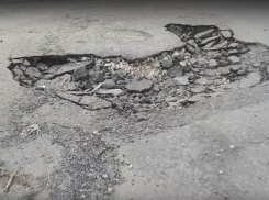 Власти Волгограда неделю раздумывают над судьбой провалившегося асфальта 