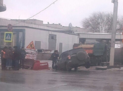 Водитель Toyota Rav-4 провалился в асфальт на набережной Волгограда