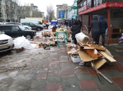 Разгром на рынке после 8 марта сняли на фото волгоградцы