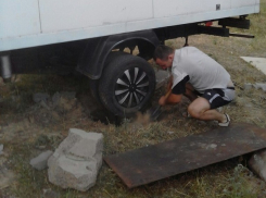 Волгоградцы опубликовали фотографии по извлечению «Газели» из люка в Городище 