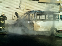 Маршрутка загорелась во время движения по Второй Продольной Волгограда