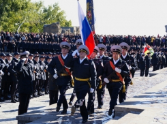 В Волгограде на Мамаевом кургане более 300 курсантов приняли присягу