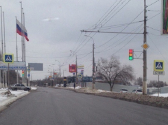 Светофор горит одновременно тремя цветами на севере Волгограда