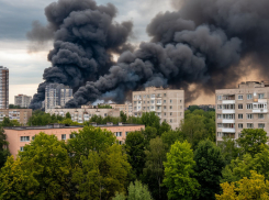 Столб черного дыма напугал жителей юга Волгограда 
