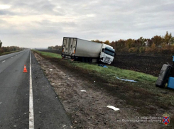 Volvo протаранило трактор, спасая легковушку в Волгоградской области: погиб тракторист