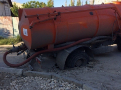 Ассенизаторская машина провалилась в яму на дороге в Волгограде