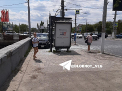 Subaru влетел на остановку с людьми в Волгограде