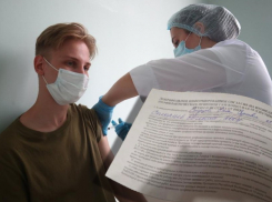 В школах Волгограда раздают бланки на вакцинацию от COVID-19