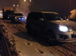 В Волгограде водители сцепили два джипа, чтобы вытащить фуру