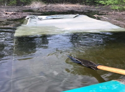 Волгоградец пытается вытащить из воды утонувший УАЗ