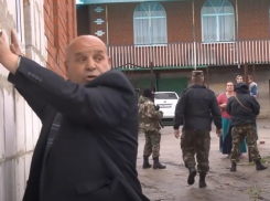 В Волгограде изъяли оружие и дубинки во время обысков ОМОНа в цыганском посёлке 