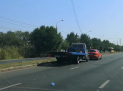 Автомобильные разборки попали на видео: водитель легковушки решил поиздеваться над водителем грузовика в Волгограде