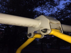 В центре Волгограда неизвестные вандалы разобрали качели в Комсомольском сквере