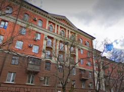 Бастрыкин поручил возбудить дело из-за обвалившейся лепнины и колонны на историческом доме в Волгограде 