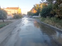 Водителей в центре Волгограда вынуждают ездить по воде