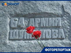 Возложение цветов на Лысой горе, освобожденной ценой невероятных усилий, в объективе фотографа 