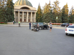 В центре Волгограда водитель Toyota RAV4 протаранил мотоциклиста