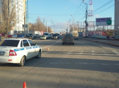 В Волгограде автоледи на Hyundai ix35 сбила мать с двумя детьми 