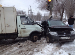 В Волгограде  «Газель»  врезалась в  Fiat и впечатала ее в столб 