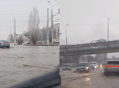 Волгоград плывет в 10-балльные пробки - видео мощного потопа 