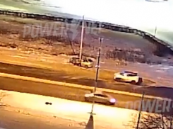 Из намотанного на столб ВАЗа вытащили живую женщину под Волгоградом