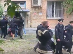 Жители взорвавшегося в Волгограде дома забирают из полуразрушенных квартир свои вещи