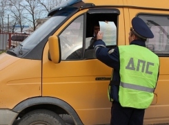 В Волгограде сотрудники ГИБДД за пару часов поймали 15 неисправных автобусов