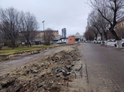 Внезапный очаг разрухи появился вокруг снесенного «МАНа» в центре Волгограда 