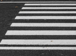 Водитель Renault Logan раскидал двух пешеходов на трассе в Волгоградской области