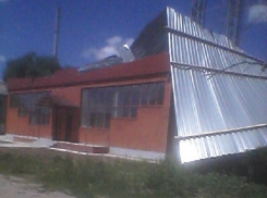 Шквалистый ветер снес крышу дома на юге Волгограда