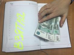 В Волгограде чиновник и полицейский «крышевали» уличных торговцев 