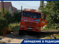 Мусоровоз провалился в незаделанную яму в Волгограде