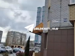 «Танцующая» крыша напугала волгоградцев во время шторма