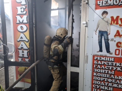 С горящего Качинского рынка в Волгограде эвакуировили более 150 человек