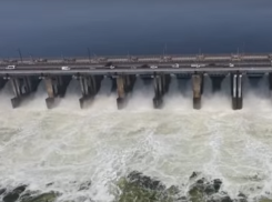 Сброс воды на Волжской ГЭС сняли с высоты птичьего полета